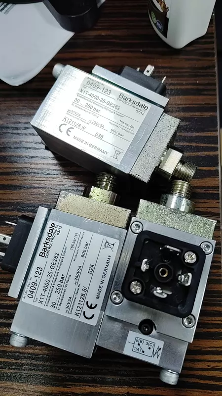 Barksdale X1T-4000-25-GE262 Pressure Sensor Switch Marine Spare Part