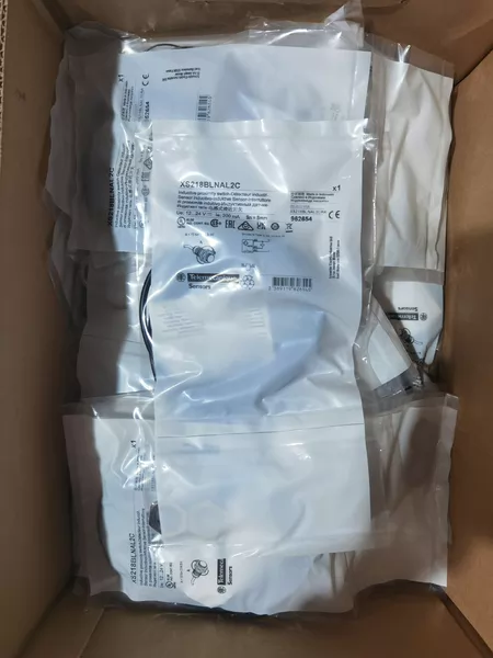 Schneider Electric Proximity Switch XS218BLNAL2C