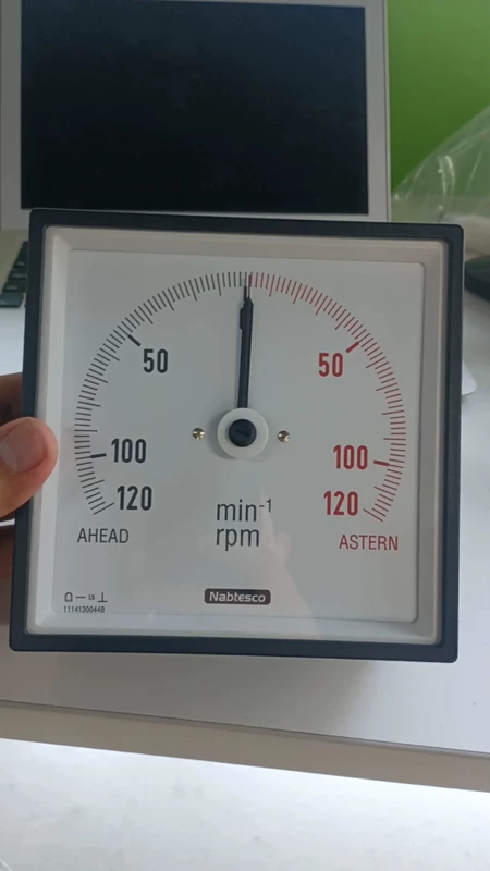 DEIF DQ144-C Tachometer