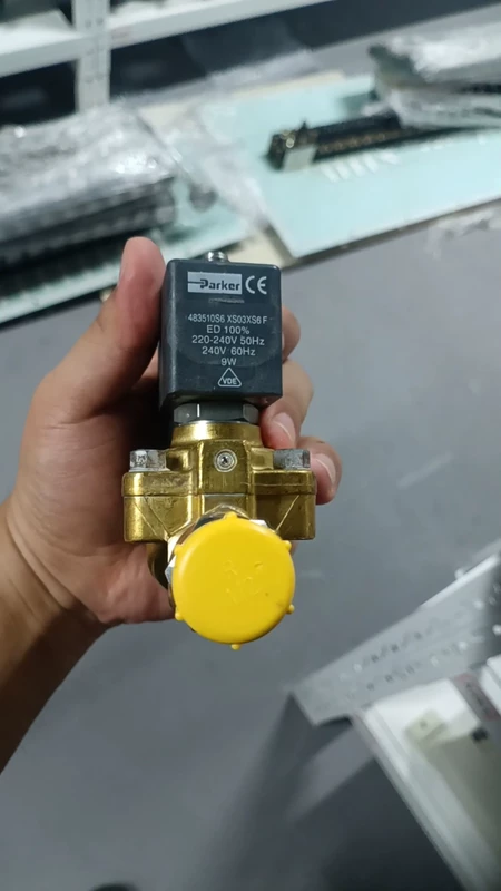 Parker Solenoid Valve Model 483510S6 XS03XS6